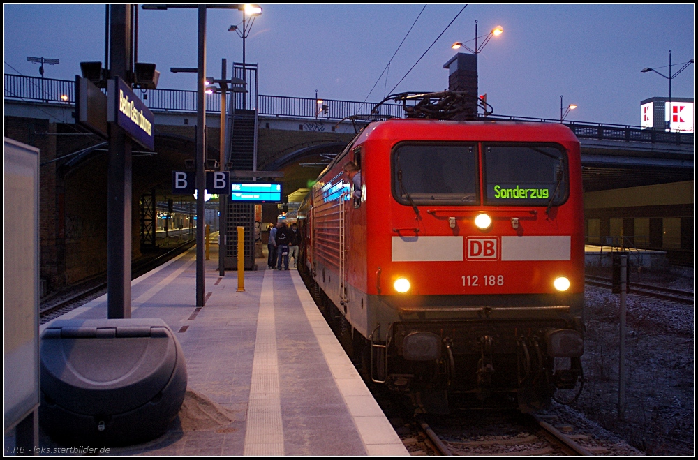 Fr die Berliner Fuballfans ging es am 30.01.2011 schon sehr frh nach Bielefeld. DB Regio 112 188 zog den aus 8 Dosto bestehenden Sonderzug ab Berlin Gesundbrunnen.