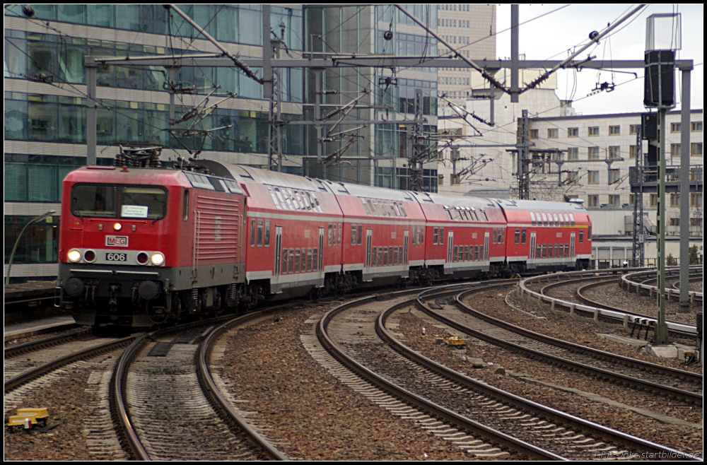 Für DB Regio ist die MEG 606 / 143 864 am 20.01.2011 im Einsatz. Hier fährt sie mit dem RE 18712 nach Wünsdorf-Waldstadt zum nächsten Halt in Berlin Zoologischer Garten ein.