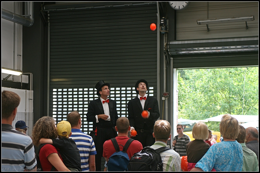 Gro und Klein erfreuten sich an den beiden Gauklern (Tag der offenen Tr S-Bw Grnau, 08.08.2010)