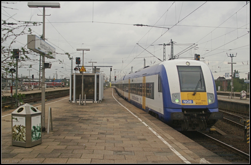 Hamburg-Altona wird neben DB-Regio auch von der NOB bedient. Am 27.08.2011 fährt ein NOB-Zug mit dem typischen Married-Pair-Wagen in den Kopfbahnhof ein.