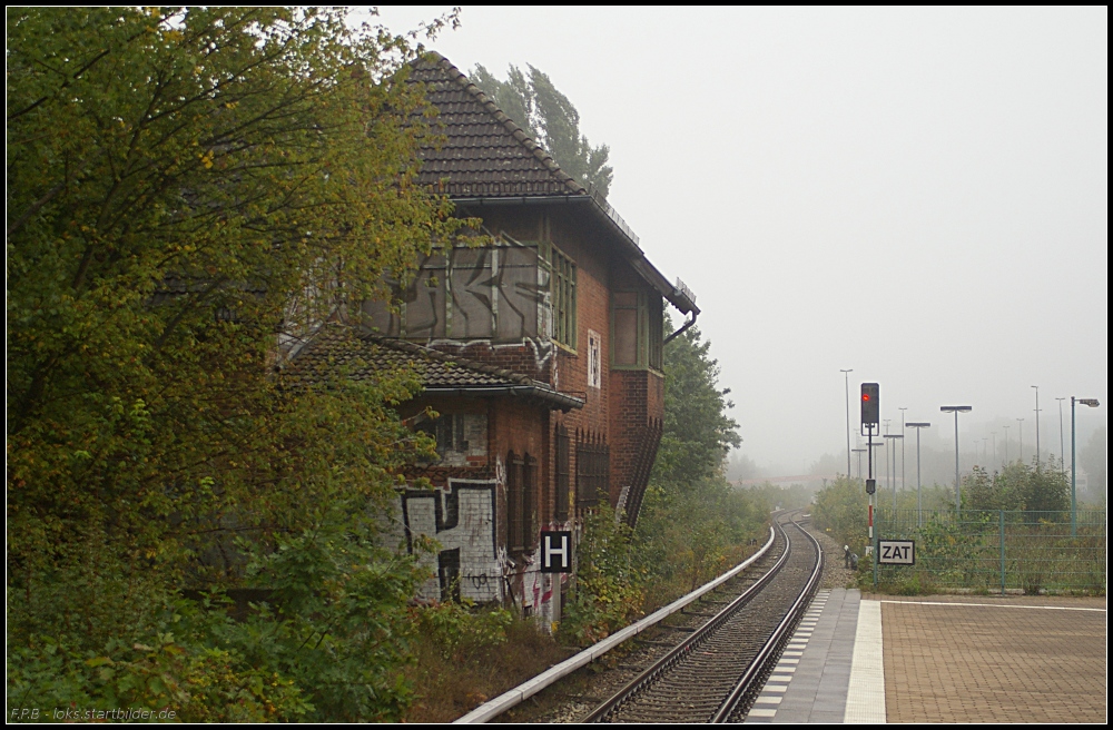 Herbstliche Stimmung umfasst das alte Stellwerk  Tgl  am S-Bahnhof Tegel (Berlin Tegel 26.09.2010)
