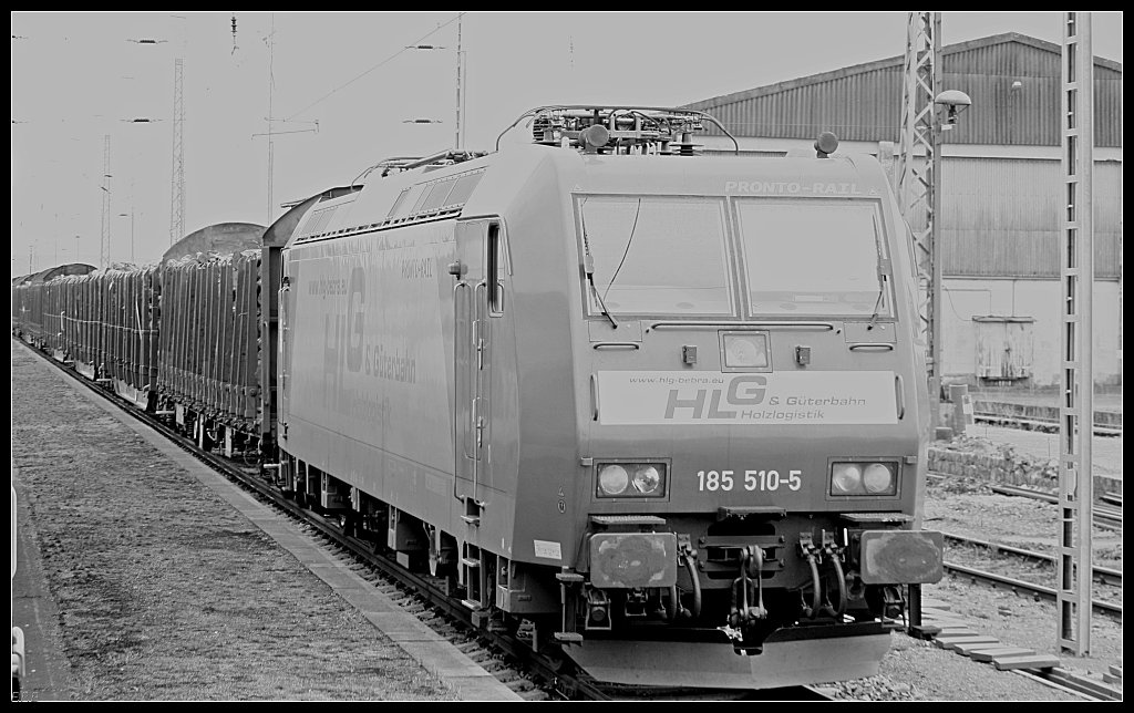 HLG 185 510-5 in ungewollter s/w-Aufnahme aus einem fahrenden Zug fotografiert (zwischen Cottbus und Dresden, 27.03.2010)
