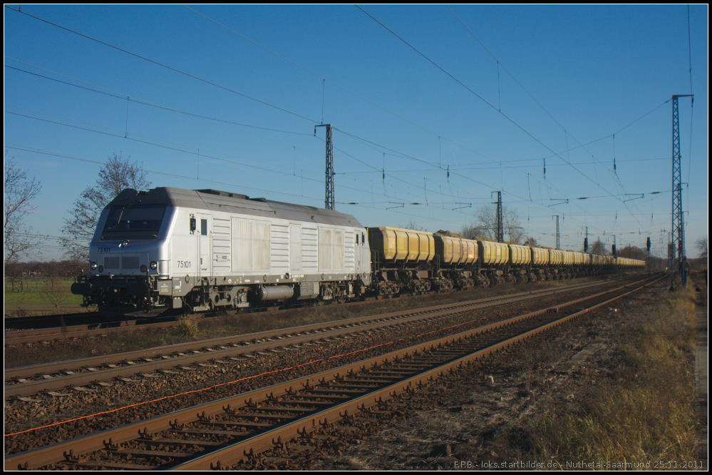 HSL 75101 mit Schotterwagen bei der Durchfahrt Nuthetal-Saarmund am 25.11.2011 (NVR-Nummer: 92 87 0075 101-1 F-AKIEM, Class Prima DE33 B AC)