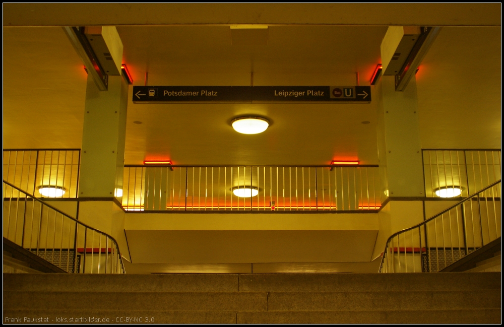 Illumination an den Zugngen zu den Bahnsteigen des S-Bahnhofs Berlin Potsdamer Platz