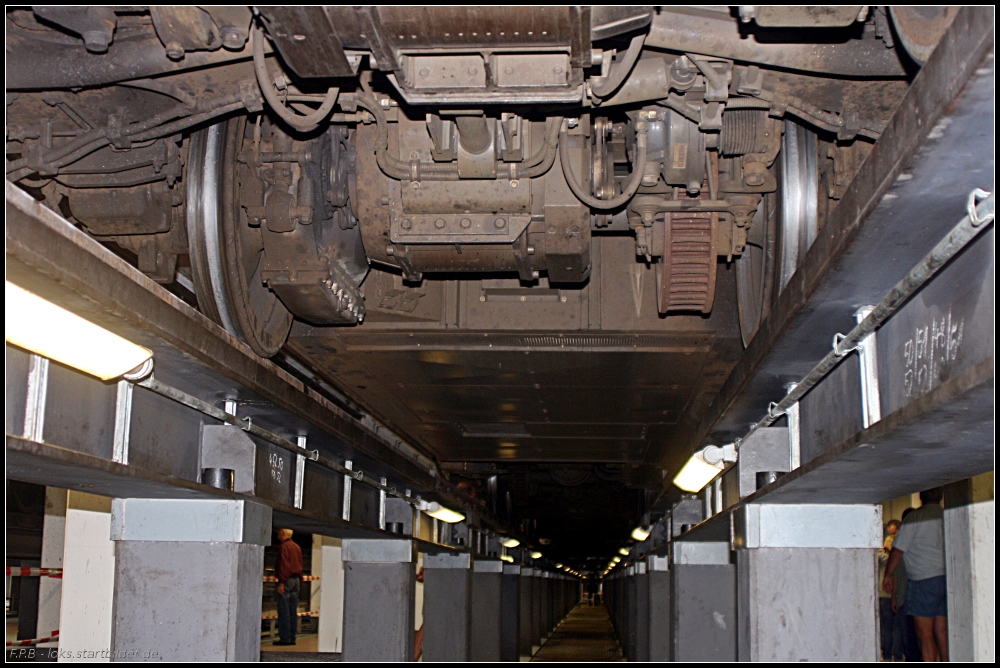Im Keller unterhalb der Werkstattgleise konnte man sehen wie so die S-Bahn-Wagen von unten aussehen. Hier ein angetriebener Radsatz (Tag der offenen Tr S-Bw Grnau, 08.08.2010)