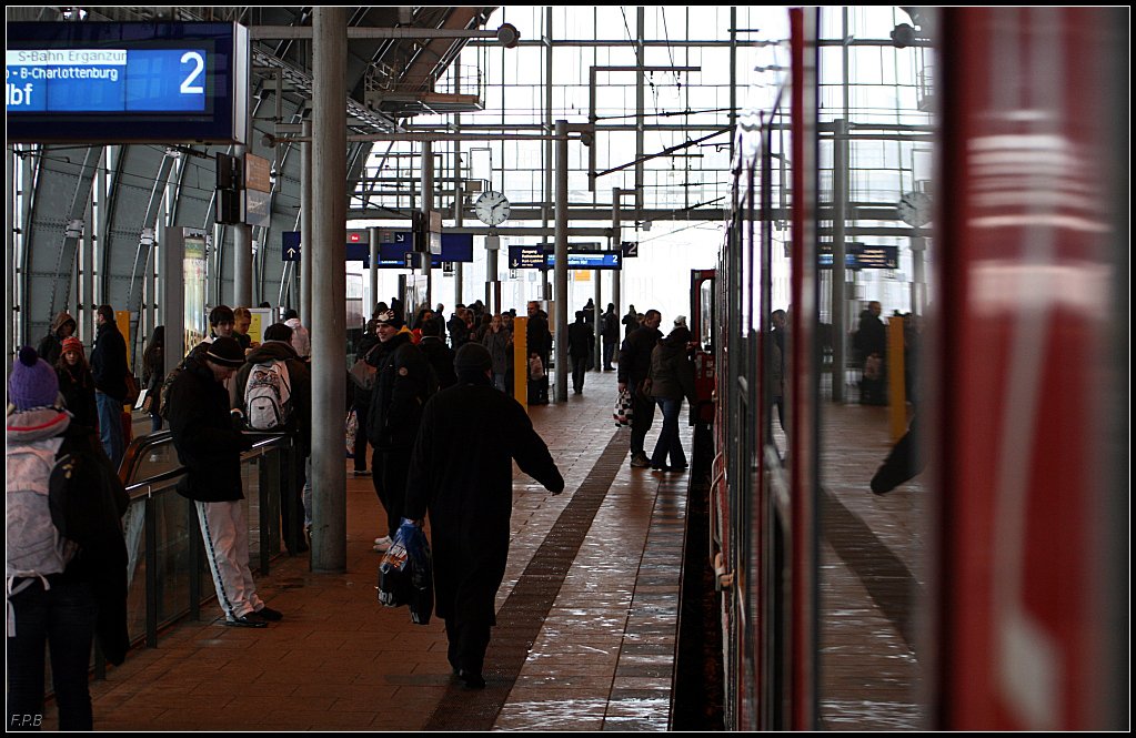 Impression: Blick aus dem Zug beim Halt im Bahnhof (Berlin Alexanderplatz, 09.01.2010)