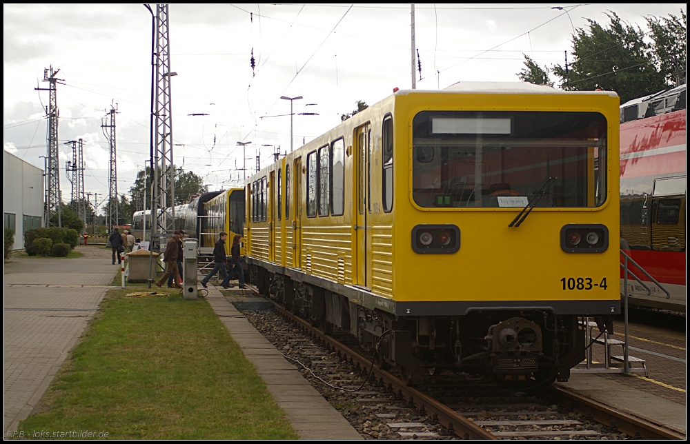 In Hennigsdorf wurde auch die Baureihe GI/1 der Berliner Verkehrsbetriebe (BVG) gebaut. Auffllig ist der kompakte Wagenkasten und die Riffelung an den Seiten (Tag der offenen Tr Bombardier Hennigsdorf 18.09.2010)