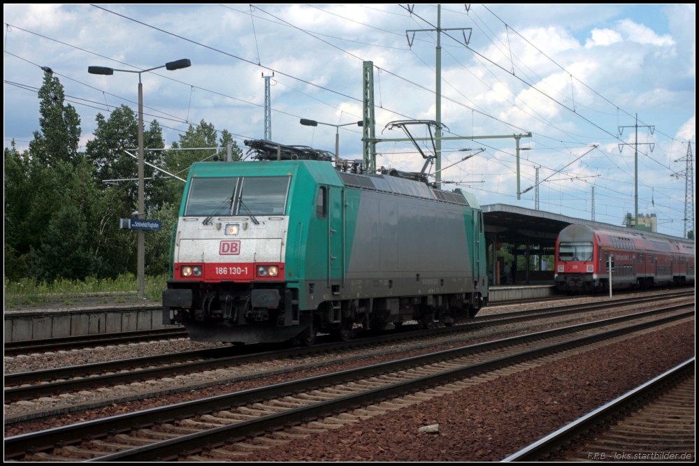 Inzwischen ziert die Front von DB Fernverkehr 186 130-1 das DB-Logo, hier Lz bei der Durchfahrt Berlin Schnefeld Flughafen am 09.07.2011