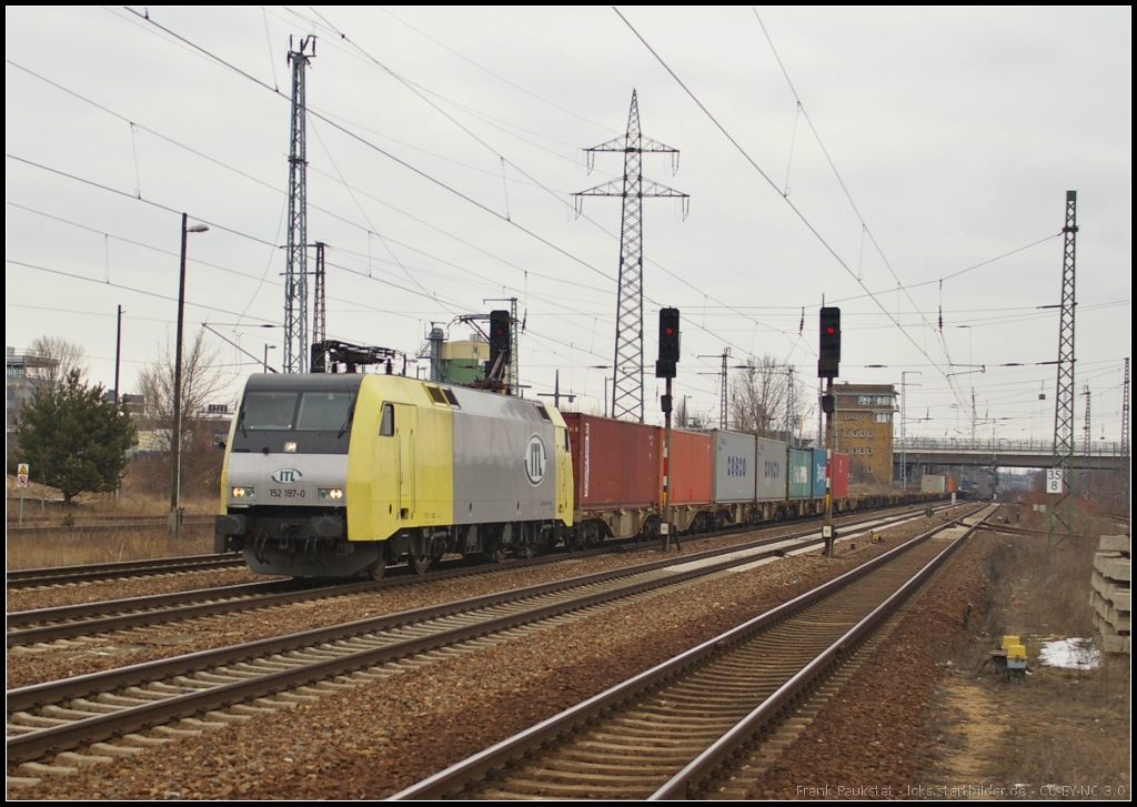 ITL 152 197 mit einem Container-Zug am 03.04.2013 in Berlin Schönefeld Flughafen. Die Lok ist Eigentum von ITL (NVR-Nummer 91 80 6152 197-0 D-ITL)