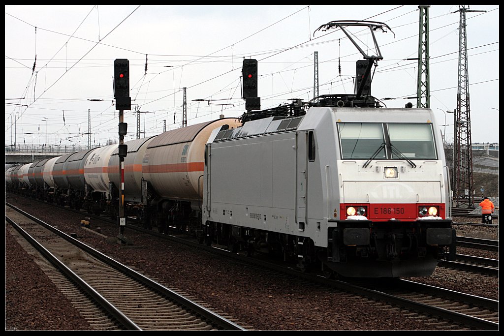 ITL E 186 150 mit Kesselwagenzug (NVR-Nummer 91 80 6186 150-9 D-ITL, ITL Benelux; angemietet von CB Rail, gesehen Berlin Schnefeld Flughafen 06.03.2010)