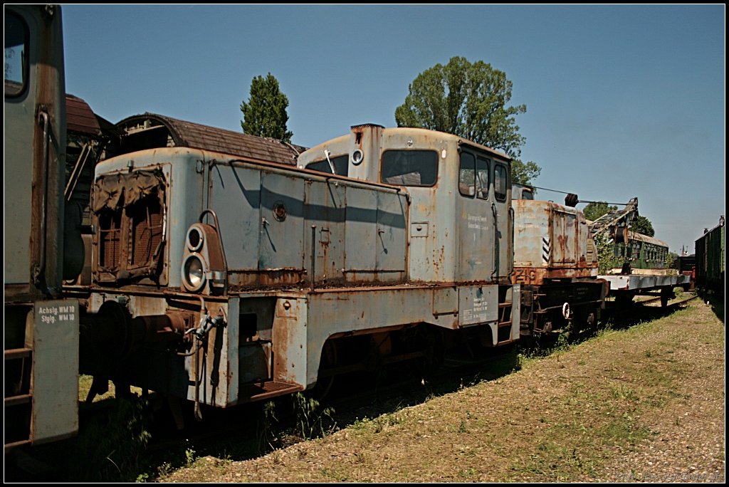 Lok 1 des ehemaligen VEB Sprengstoffwerk Gnaschwitz steht in einer Reihe weiterer V22 (Dampflokfest im Traditionsbahnbetriebswerk Stafurt, gesehen Stafurt-Leopoldshall 05.06.2010)