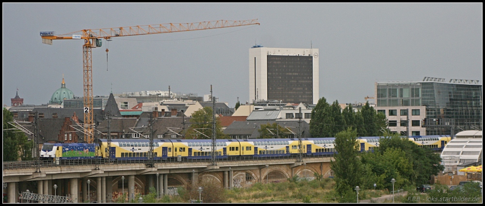 ME 146 535-0, auch bekannt als die  Rizzi -Lok, nimmt die letzte Kurve vor dem Berliner Hauptbahnhof in Angriff um als DPN-D 88976 nach Nrten-Hardenberg zu fahren (gesehen 07.08.2010)