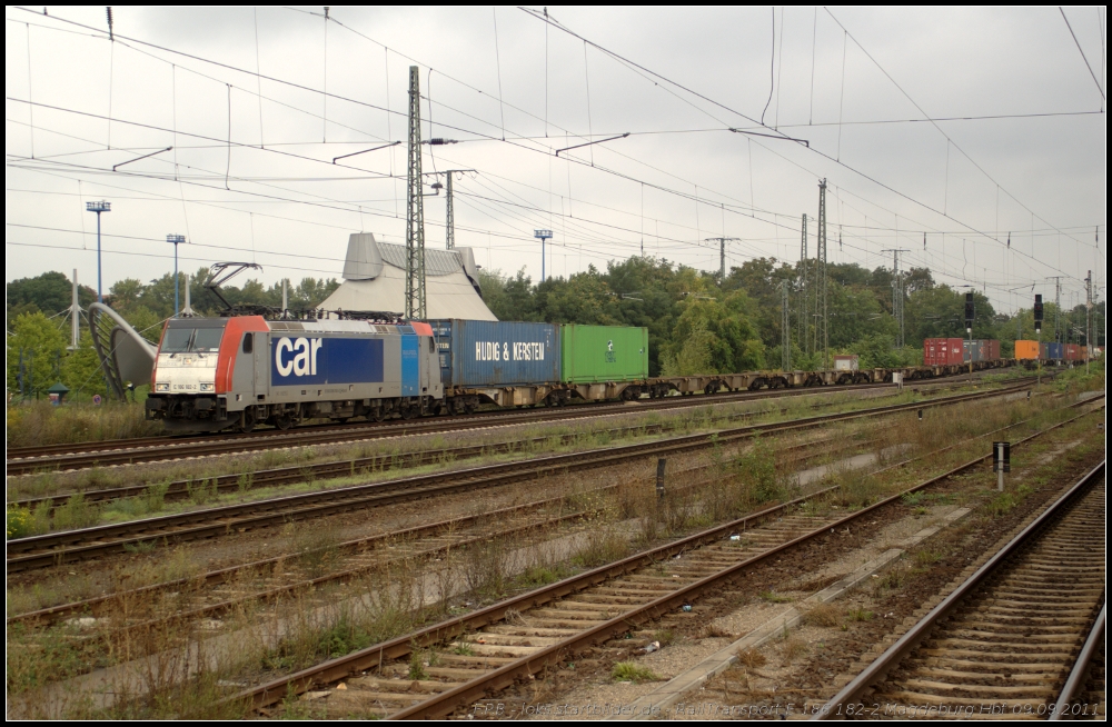 Metrans E 186 182-2 und Containerzug am 09.09.2011 in Magdeburg Hbf