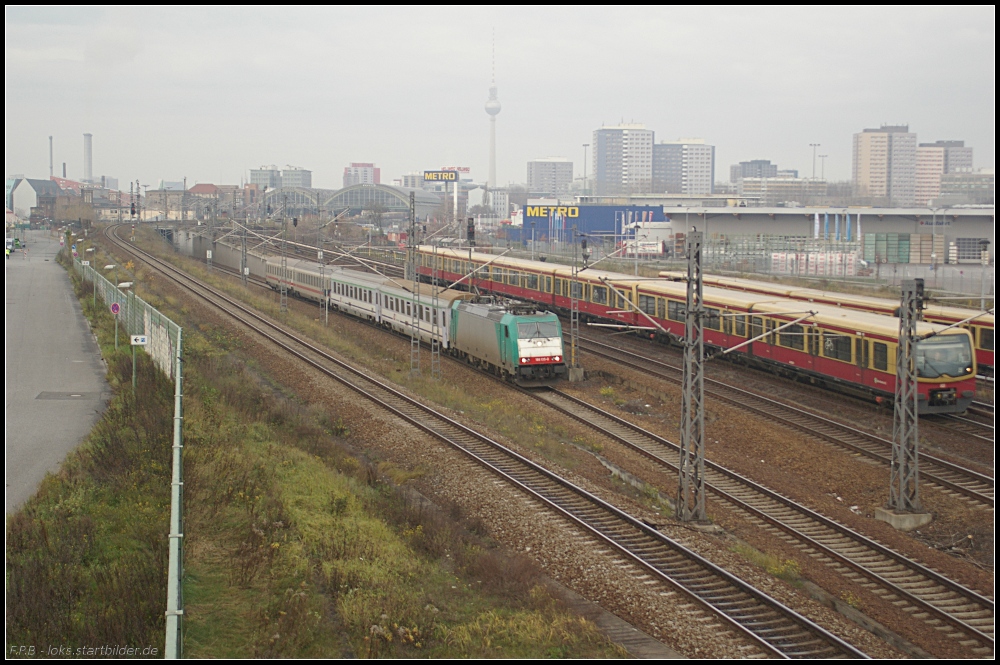 Mit dem EC341 ist DB Fernverkehr 186 135-0 ab Ostbahnhof unterwegs (gesehen Berlin Warschauer Straße 20.11.2010)