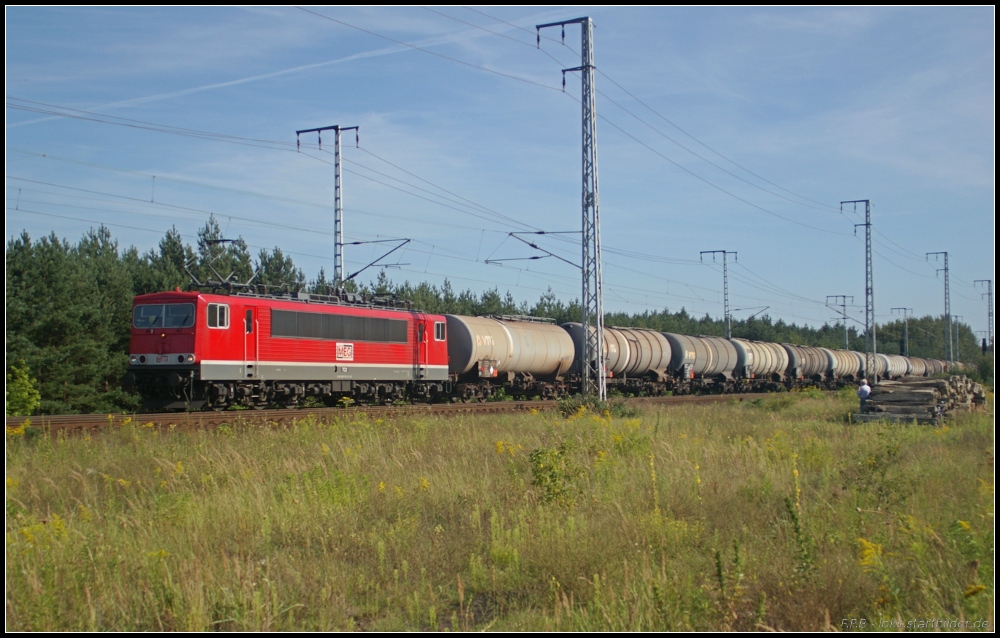 Mit einem Kesselzug ist MEG 702 am 20.08.2011 in der Berliner Wuhlheide unterwegs nach Stendel (NVR-Nummer 91 80 6155 179-5 D-MEG, LEW 1982/17869, ex DR 155 179)