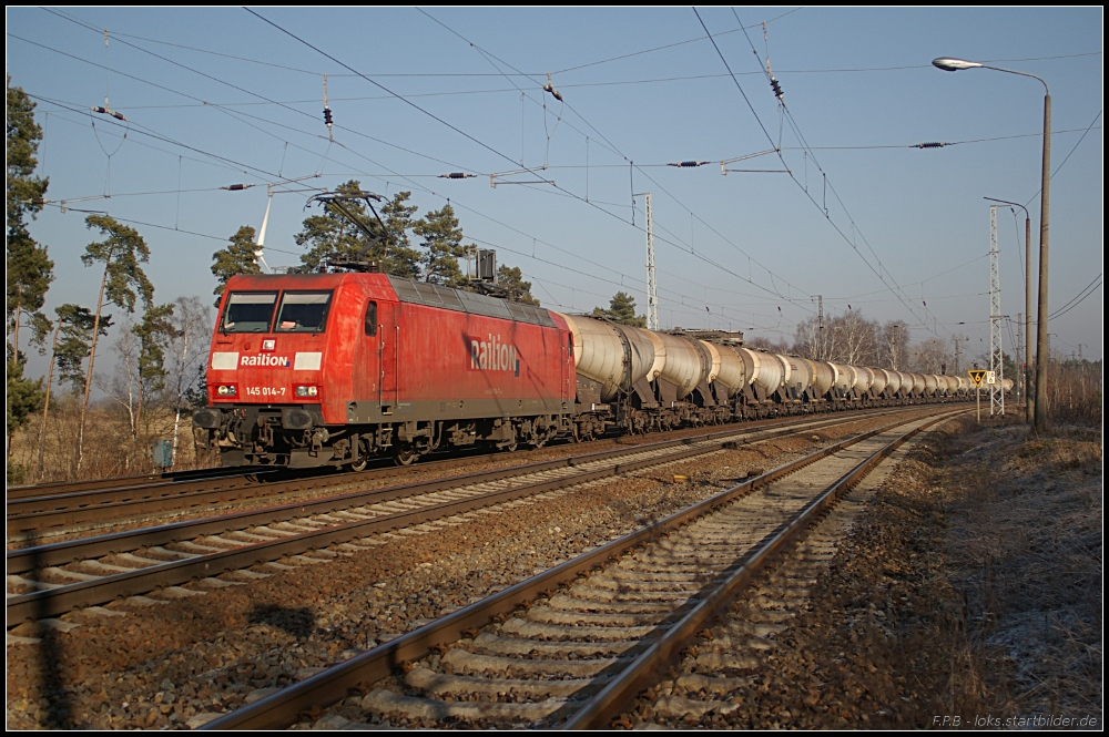 Mit einem Zug Knickkessel ist DB Schenker 145 014-7 am 29.01.2011 in Genshagener Heide unterwegs (NVR-Nummer: 91 80 6145 017-0 D-DB).