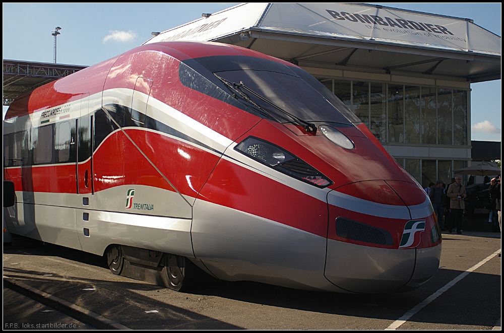 Modell des Hochgeschwindigkeitszuges Freciarossa 1000 fr die Trenitalia auf der InnoTrans 2012 in Berlin. Der Hochgeschwindigkeitszug wird von Bombardier und AnsaldoBreda gebaut werden und unter der Bezeichnung V300 ZEFIRO gefhrt.