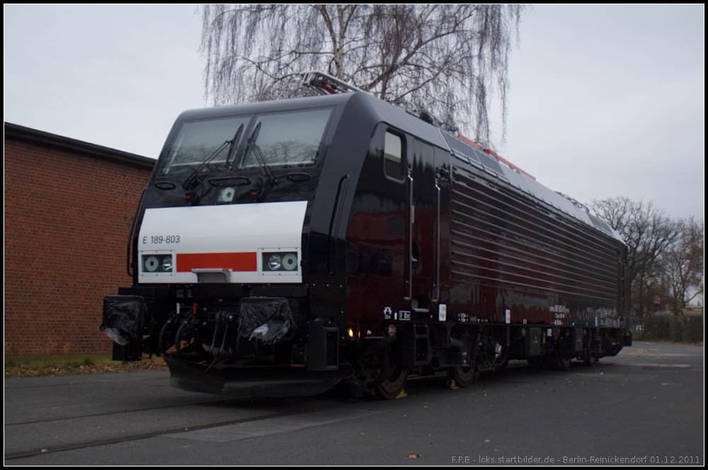 MRCE E 189 803 im neuen schwarzen Farbkleid (gesehen Berlin-Reinickendorf 01.12.2011)