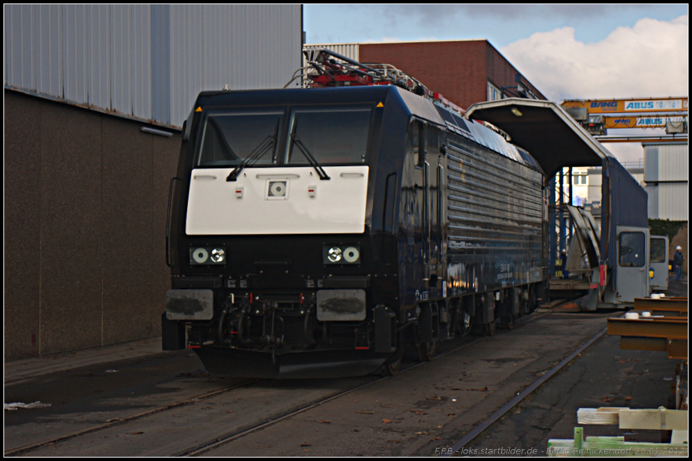 Nach dem Lackieren ist MRCE ES 64 F4-806 / 189 806 in Berlin-Reinickendorf am 25.01.2012 aus der Halle gefahren worden. Sie gehrt zu vier weiteren Loks, die fr PKP Cargo SA im Einsatz sein werden und die EU43 von AlphaTrains ablsen. Auch trgt sie jetzt das neue Halterkrzel von MRCE (NVR-Nummer 9180 6189 806-3 D-DISPO, Class 189-VH, UIC DE, AT, PL)