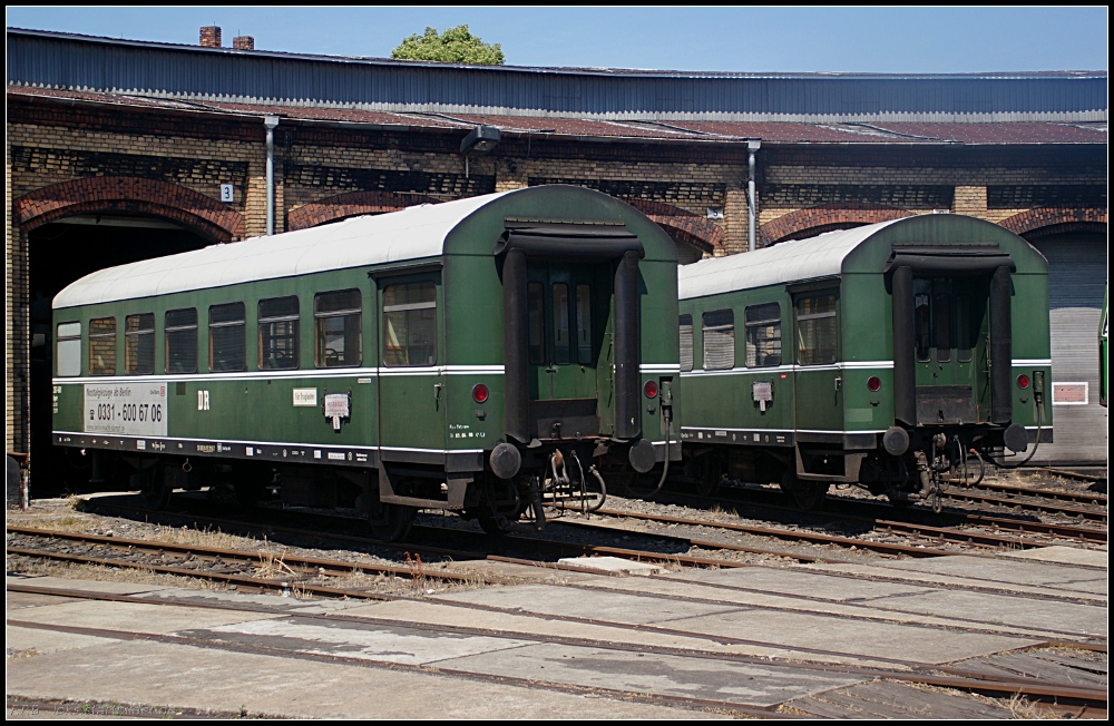 Nur auf den ersten Blick zwei gleiche Wagen: links 357-661 Gattung Bgetr mit Gepäckabteil und 32 Sitzplätzen, rechts 352-227 Gattung B3g mit 48 Sitzplätzen (gesehen Berlin Bw Schöneweide / BEF 02.06.2011)