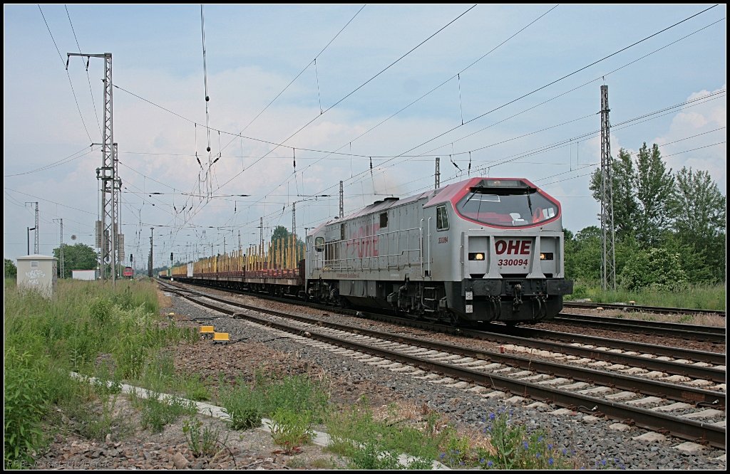 OHE 330094 mit leerem Holzzug (92 80 1250 001-5 D-OHE, ex Bombardier 250 001, gesehen Wustermark-Priort 10.06.2010)