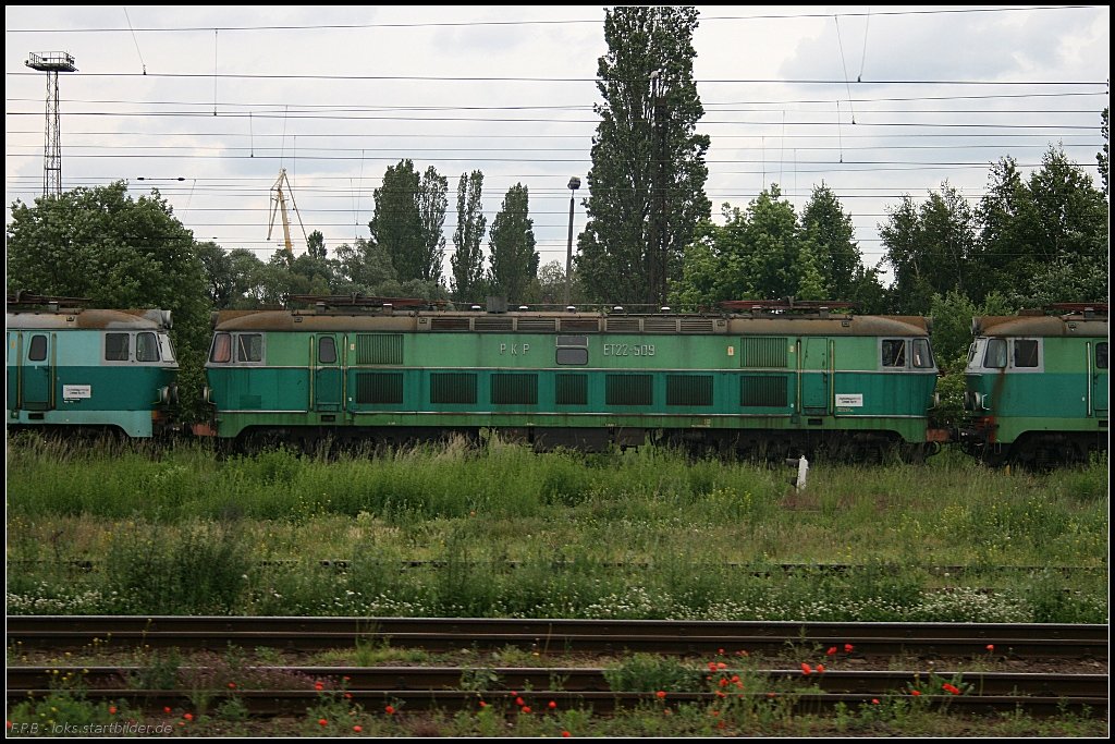 PKPIC ET22-509 in der typischen Farbgebung abgestellt im Gleisvorfeld (gesehen Szczecin 12.06.2010)
