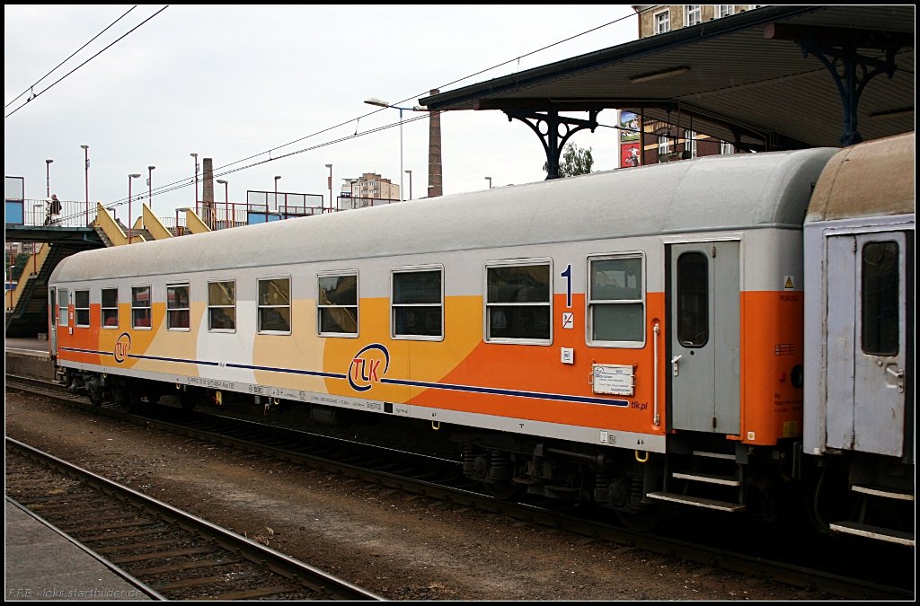 PL-PKPIC 51 51 19-70 456-4 A9ou ist ein 1. Klasse Reisewagen in der aktuellen TLK-Lackierung (gesehen Szczecin Glowny 12.06.2010)