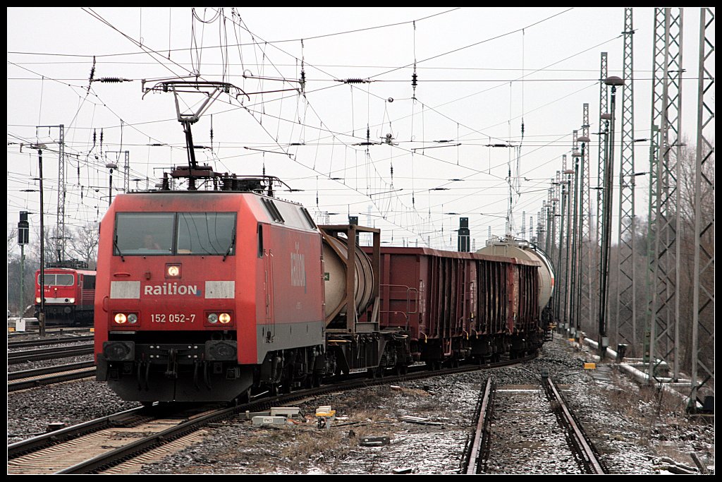 Railion 152 052-7 mit einem gemischtem Gterzug (Wustermark-Priort 16.03.2010)
