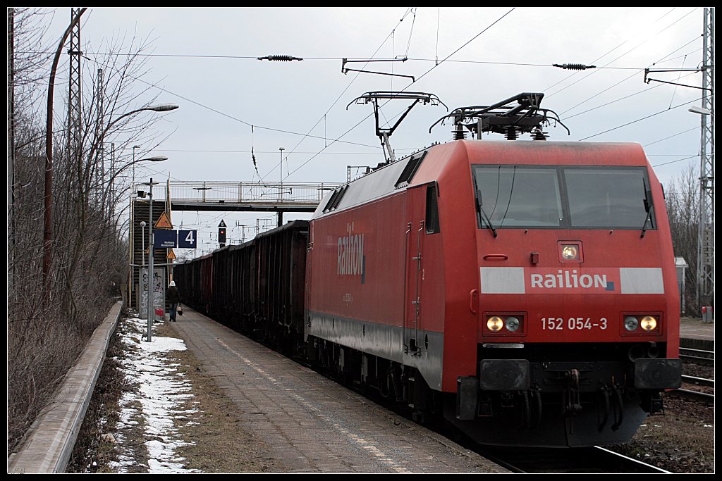 Railion 152 054-3 mit reichlich angerosteten Wagen (Wustermark-Priort 16.03.2010)