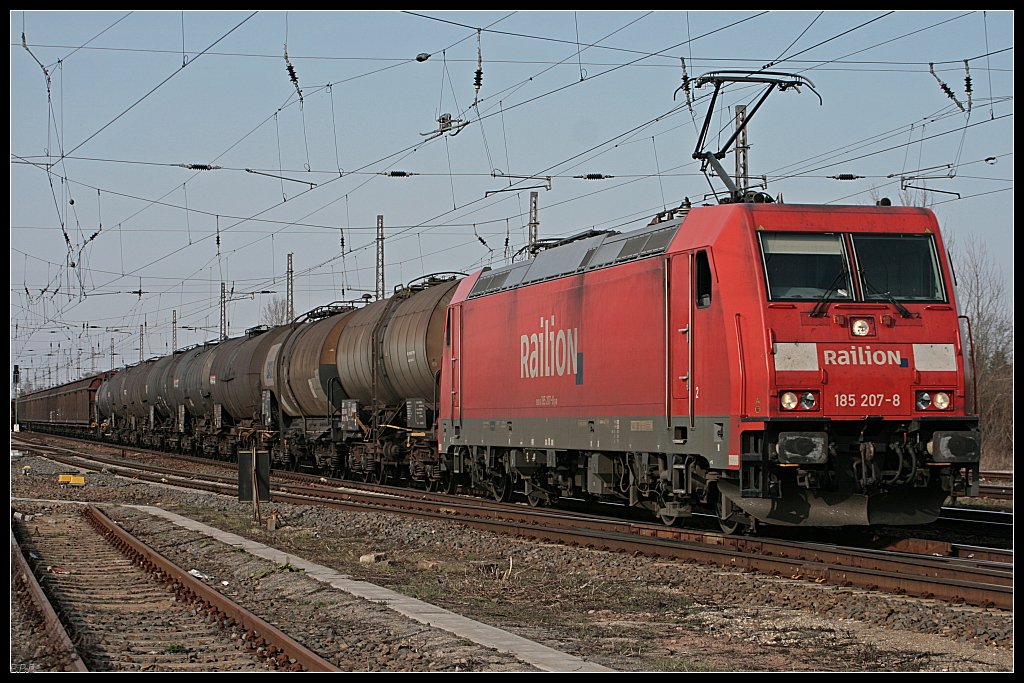 Railion 185 207-8 mit gemischtem Gterzug (TRAXX F140 AC2, DB Schenker Rail Deutschland AG, gesehen Wustermark-Priort 25.03.2010)