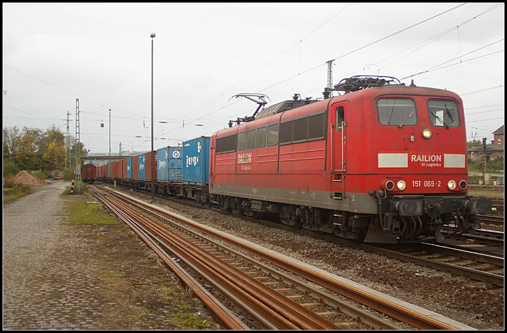RAILION DB Logistics 151 069-2 und einem Containerzug (gesehen Bebra 14.10.2010)