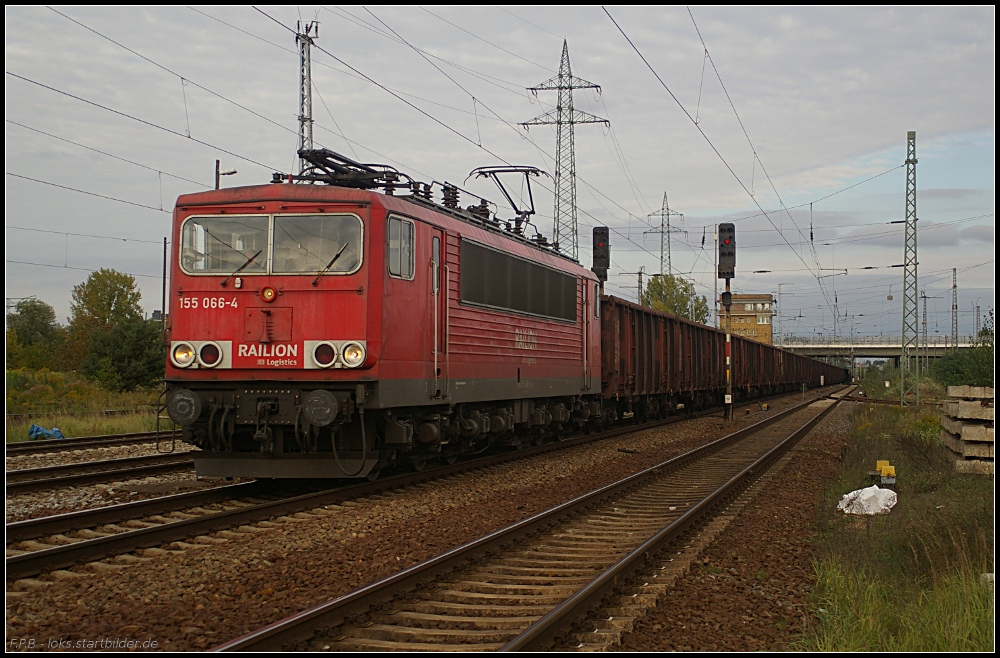 RAILION DB Logistics 155 066-4 mit einem Zug Eas-Wagen Richtung Genshagener Heide unterwegs (gesehen Berlin Schönefeld Flughafen 06.10.2010)