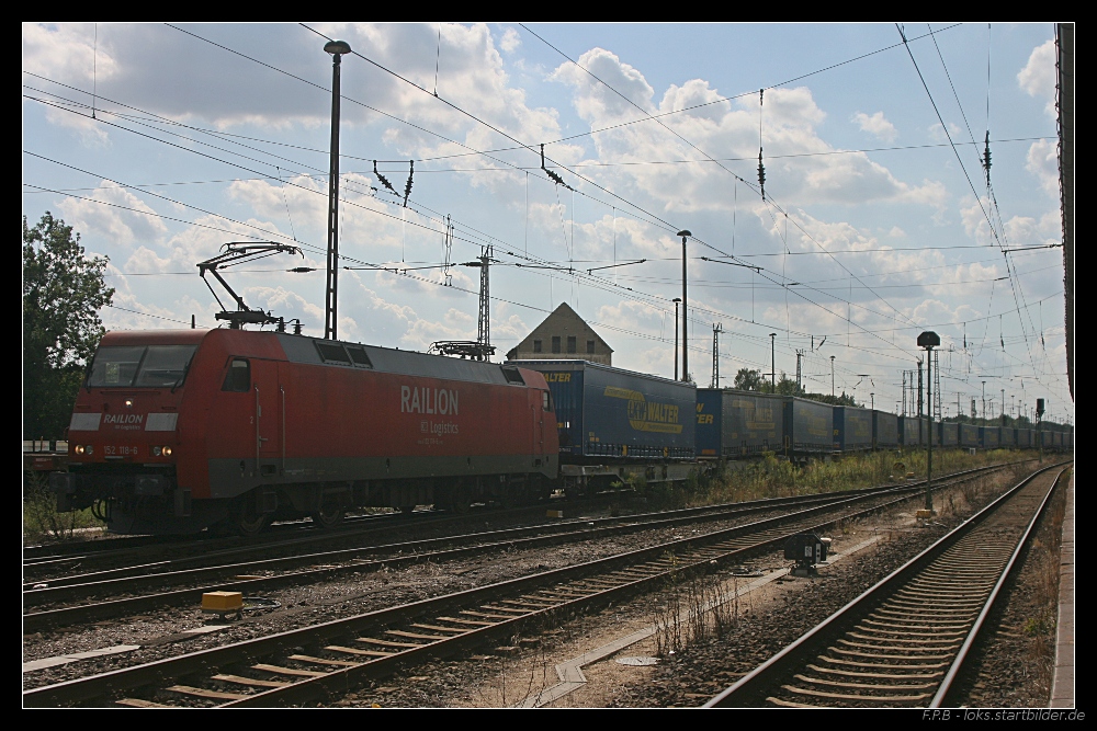 RAILION Logistics 152 111-6 kommt aus dem vollen Gegenlicht mit dem  Walter-Zug  (gesehen Stendal 19.08.2010)