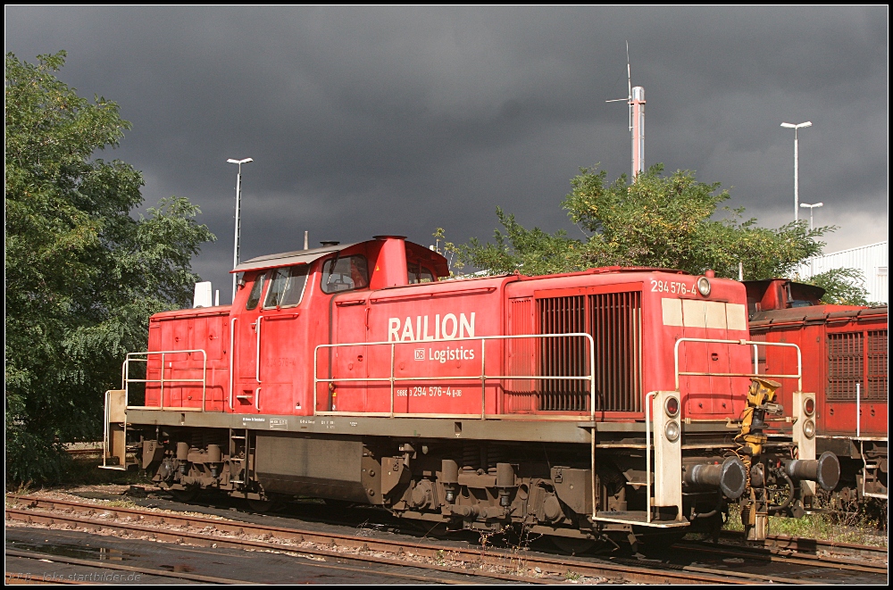 RAILION Logistics 294 576-4 steht an der Drehscheibe, zur der man konnte, abgestellt (NVR-Nummer 98 80 3294 576-4 D-DB, 10 Jahre Kombiwerk Magdeburg-Rothensee 17.09.2010)