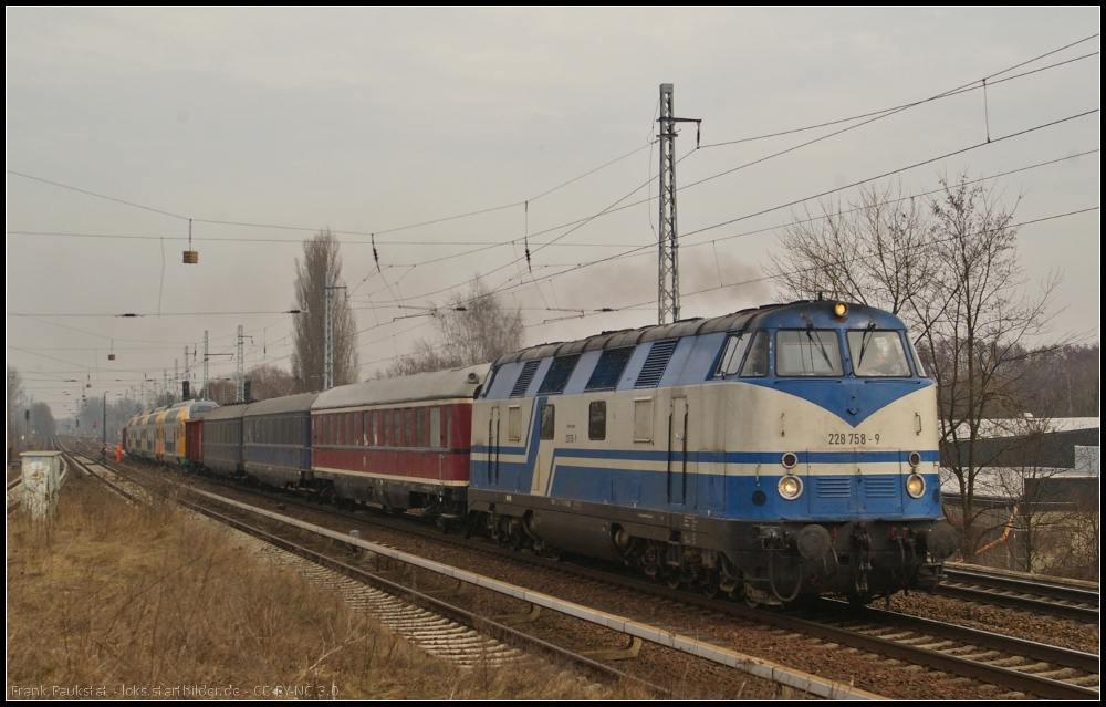 RSBG 228 758 mit der berfhrung eines KISS und Personenwagen der ehemaligen Bundesbahn aus B.-Wilhelmsruh am 07.03.2013 Hhe Karow weiter nach Ammendorf. Eingereiht war 10 835 Nr (Gattung WG4e, ex DB 51 80 89-50 900-5), 11 650 Nr (ex DB 51 80 17-11 040, Gattung A4e) und wahrscheinlich 11 727 Nr (war leider nicht richtig erkennbar). Der KISS trug noch keine Nummern und war zum Teil abgeklebt.