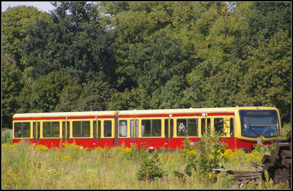 S-Bahn-Entgleisung Berlin Tegel: Zwei abgestellte Wagen des Unglgszugs auf einem Stumpfgleis Hhe Stellwerk Tegel. Leider sind die Nummern nicht zu erkennen (23.08.2012)