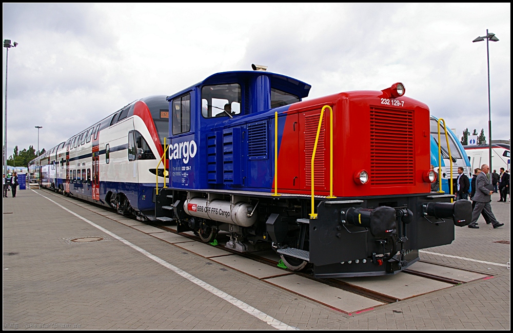 SBB cargo 232 129-7 zeigt sich in modernisierter Variante. Bewährtes wird mit Modernem ergänzt. Die Lok erhielt Rußpartikelfilter, die Zugsicherungssysteme Integra und ETM-S. So kann die Lok auch mit nur einem Lokführer fahren. Gleichzeitig wurde durch die gezielte Modernisierung die Lebensdauer um weitere 20 Jahre verlängert (NVR-Nummer 98 85 5232 129-7 CH-SBBC; INNOTRANS 2010, gesehen Berlin 21.09.2010)