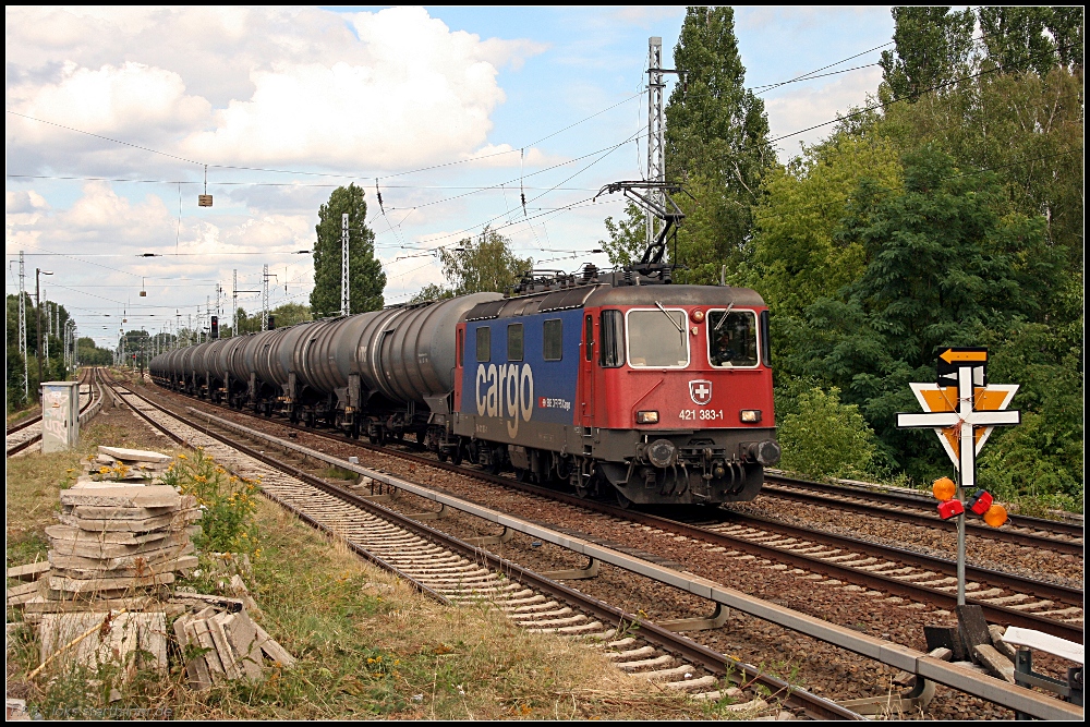 SBB Cargo Re 421 383-1 mit einem Zug Zans-Wagen Richtung Karower Kreuz unterwegs (gesichtet Berlin Karow 30.07.2010)