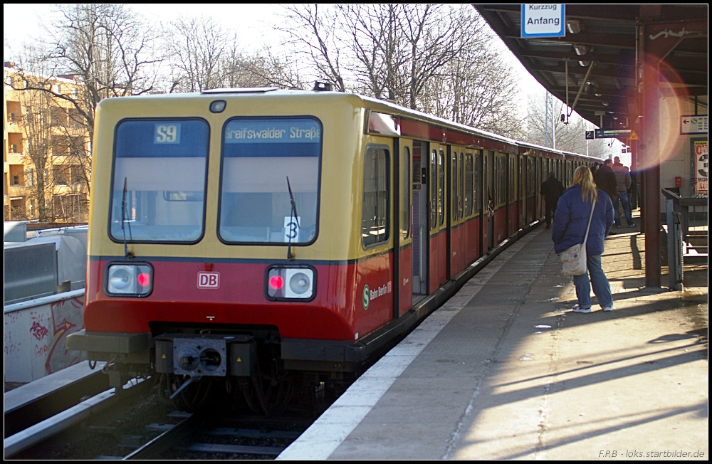 Seit bei der S-Bahn Berlin der Winterfahrplan gilt, ist auch die Linie S9 eingeschränkt. Sie fährt von Flughafen Schönefeld nur bis Greifswalder Straße (gesehen am 29.01.2011)