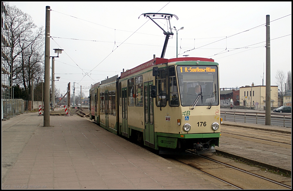 Tw 176 auf der Linie 1 nach A.-Saefkow-Allee am Hauptbahnhof (Typ KTNF6, gesehen Brandenburg a. d. Havel 19.02.2011)