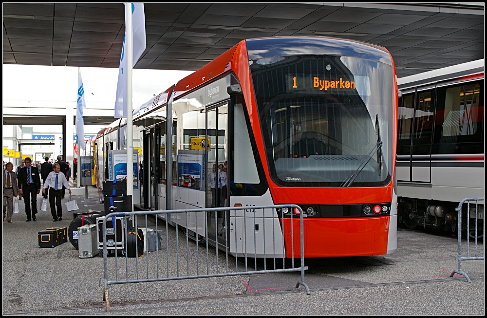 Tw 212 ist eine fnfteilige Tram von Stadler des Typs Variobahn fr Bergen (INNOTRANS 2010, gesehen Berlin 21.09.2010)