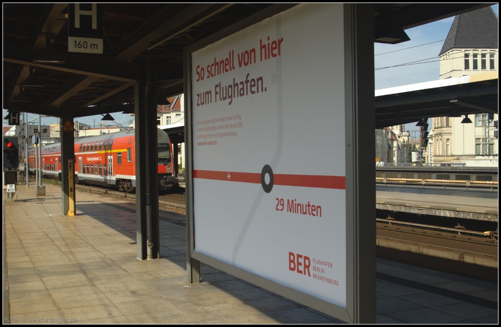berall in Berlin wird mit Plakaten an Bahnhfen fr die schnellen Verbindungen zum neuen Flughafen Berlin Brandenburg geworben. Hier steht das Plakat auf Gleis 1 des Bahnhofs Berlin Friedrichstrae (gesehen 11.09.2011)