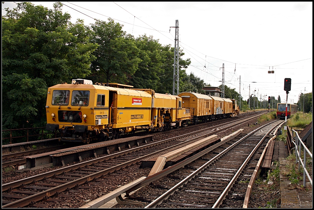 USM 165 der Bahnbau Gruppe mit einigen Arbeitswagen und am Schluß SSP 110 SW (gesichtet Berlin Karow 30.07.2010)