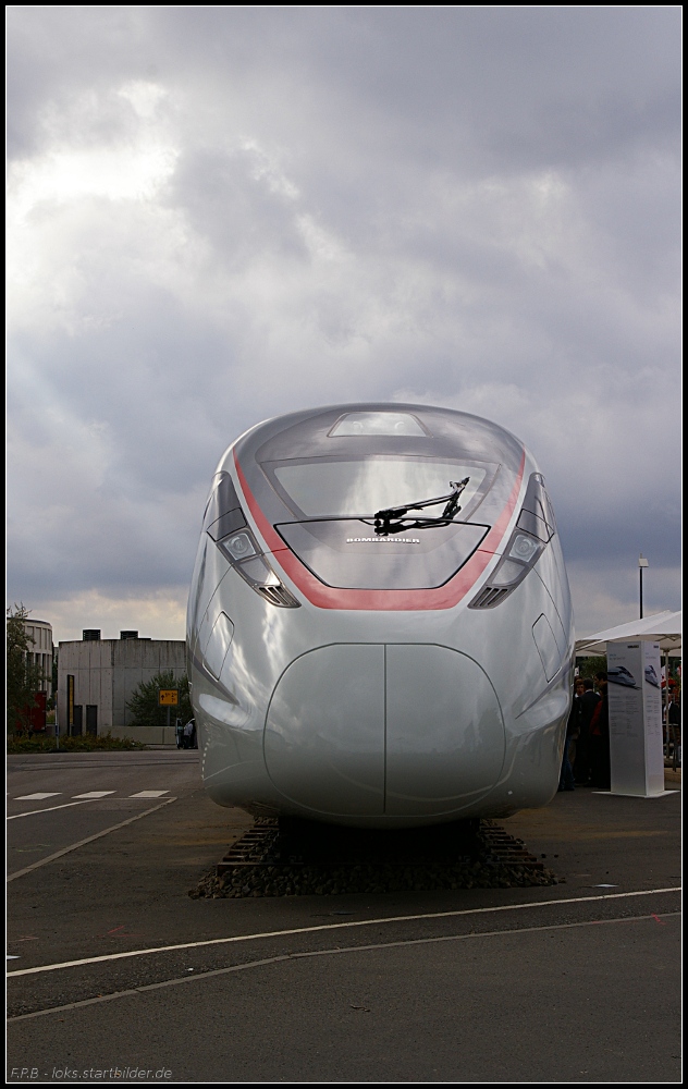 Von vorne betrachtet macht die Studie Zefiro von Bombardier richtig was her. Der Zefiro ist eine Vision von neuen Hochgeschwindigkeitszgen (INNOTRANS 2010 Berlin 21.09.2010)