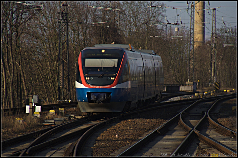 VT 643.06 der Prignitzer Eisenbahn als RB12 nach Bln.-Lichtenberg kurz ver der Einfahrt in den Bahnhof Oranienburg (NVR-Nummer 95 80 0643 363-4 D-PEG, gesehen Oranienburg 26.01.2012)