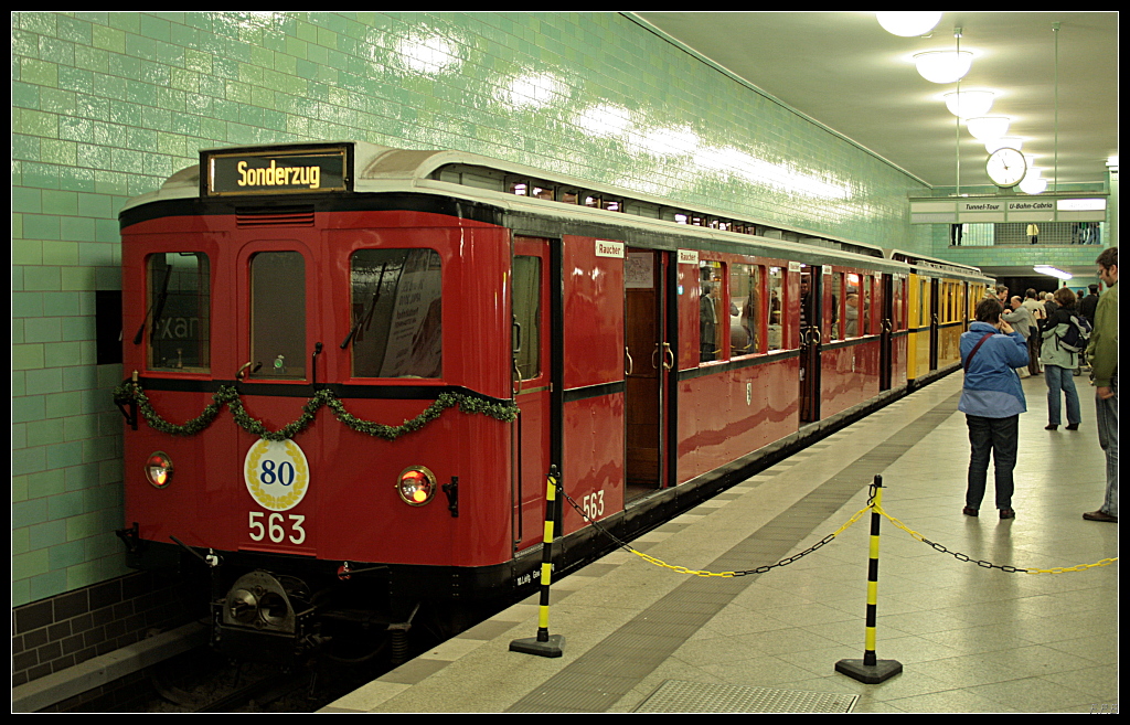 Wagen 563 und 588 als Sonderzug zum 80-jhrigem Geburtstag der Linie U8. Die Linie wurde ursprnglich 1907 als GN-Bahn (Gesundbrunnen-Neukllner Bahn) geplant. Erst 1927 gingen die ersten Zge zwischen Boddinstr und Schnleinstr auf die Strecke (Berlin Friedrichstrae 18.04.2010)