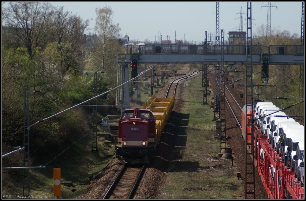 WFL 18 / 201 101-3 mit gelben Niederbordwagen Richtung Genshagener Heide (gesehen Berlin Altglienike 10.04.2011)