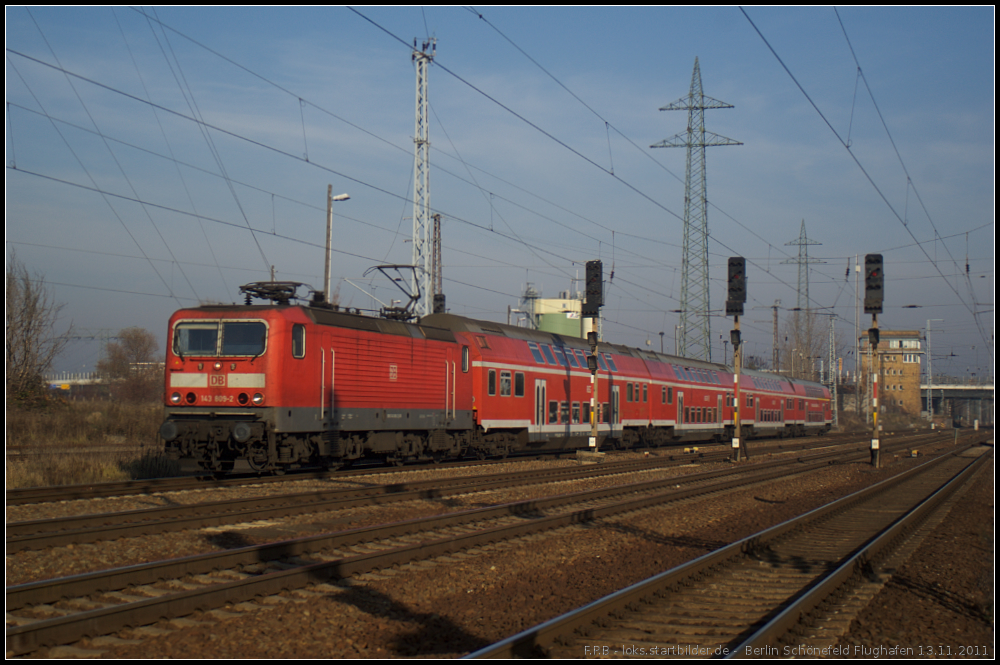 Zum Endhalt kommt DB Regio 143 809-2 mit einem RE am 13.11.2011 in den Bahnhof Berlin Schönefeld Flughafen eingefahren
<br><br>
Update: ++ 2017 im Aw Bremen verschrottet (genaues Datum unbekannt)