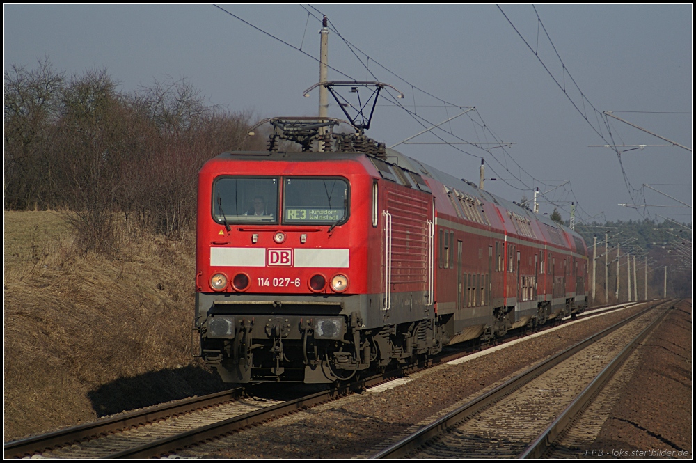 Zum nächsten Halt in Chorin kommt DB Regio 114 027-6 mit dem RE3 nach Wünsdorf-Waldstadt (gesehen Chorin-Kloster 26.02.2011)