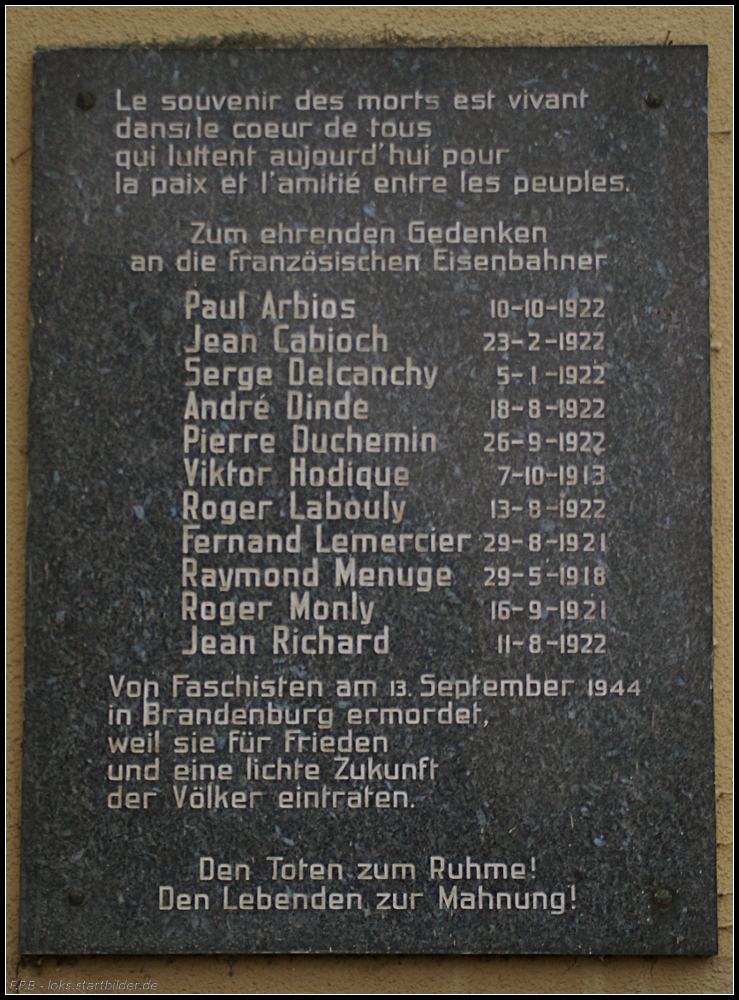 Zur Erinnerung an franzsische Eisenbahner die hier vom Nazi-Regime ermordet wurden, wurde diese Gedenktafel am Haupteingang des Bahnhofs angebracht (Brandenburg Hauptbahnhof 19.02.2011)